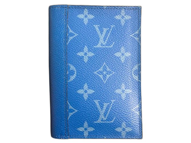 Louis Vuitton Taigarama Copripassaporto Blu Pelle