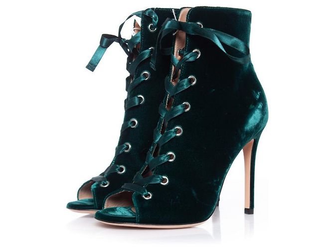 Grüne Samt-Stiefeletten von Giuseppe Zanotti.