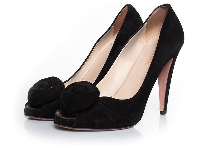Pompe ouverte en daim Prada avec application florale Noir