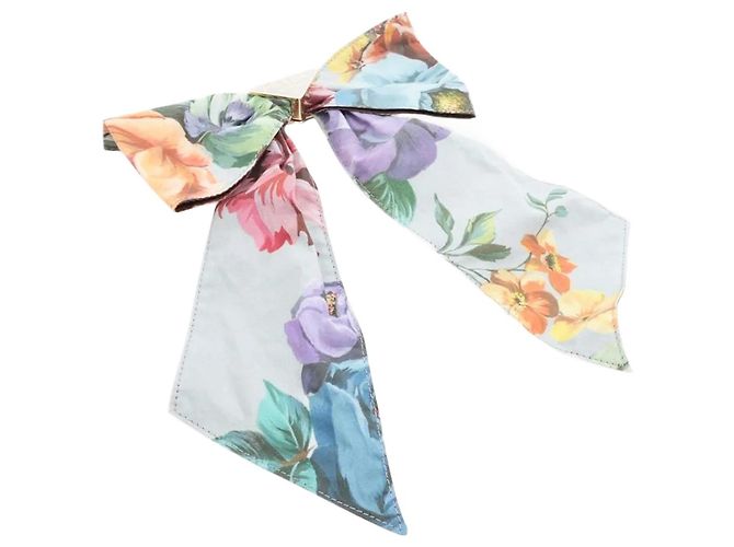 Bow Prada Haarspange mit hellblauem Blumenbogen