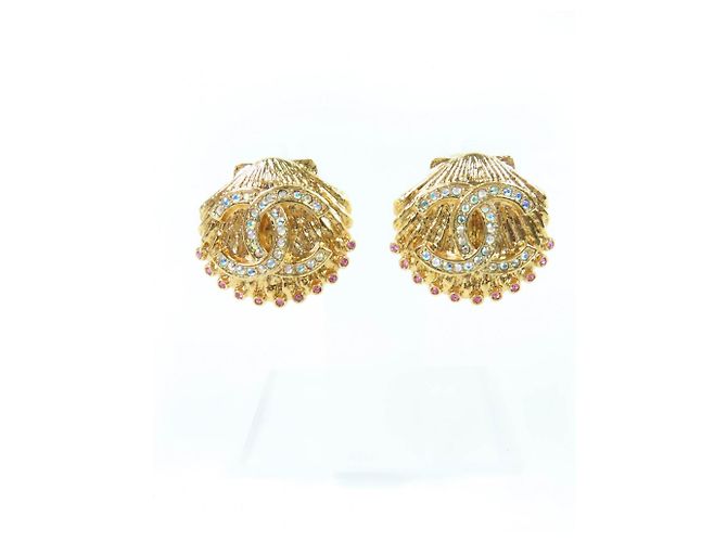 Brincos Chanel G23C design de concha com marca Coco em strass