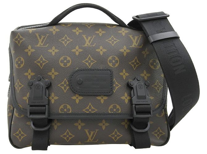 Bolsa de Ombro LV Trail Monogram Macassar da Louis Vuitton Preto Monograma