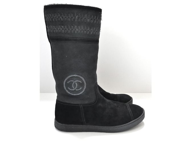 Bottes Mukluk en shearling avec logo CC de Chanel Noir