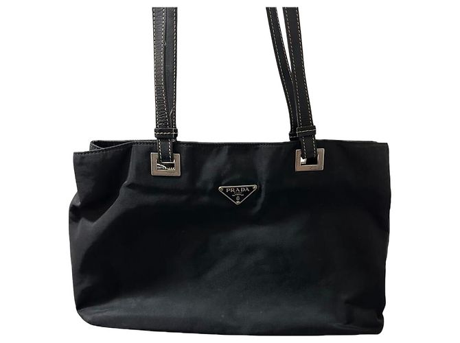 Bolsa de ombro em couro de bezerro preto com logo de nylon Prada