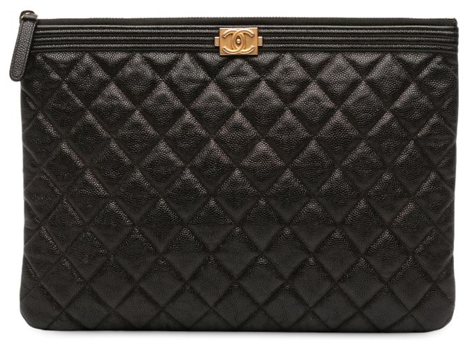 Clutch Chanel Boy O en Caviar Negro Acolchado Mediano