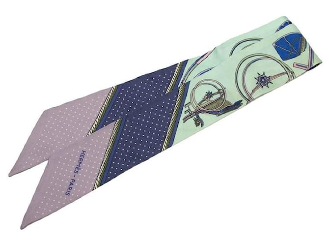 Hermès Les Voitures à transformation Écharpe en soie Vert  ref.2621739