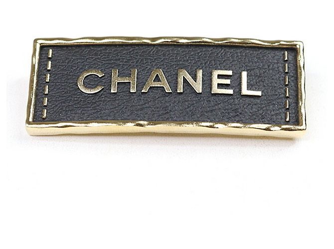 Broche de couro e metal preto e dourado Chanel