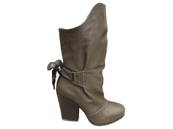 Botas Vanessa Bruno de piel kaki Caqui