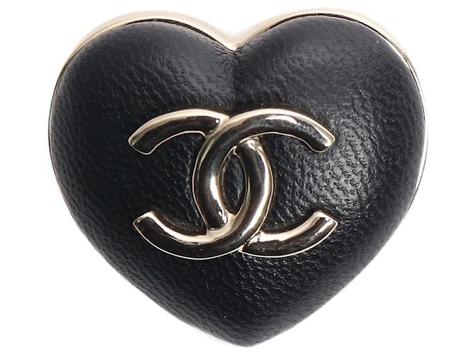 Chanel Broche de corazón CC dorado