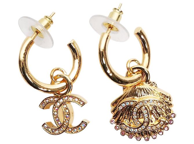 Chanel Boucles d'oreilles en coquillage doré