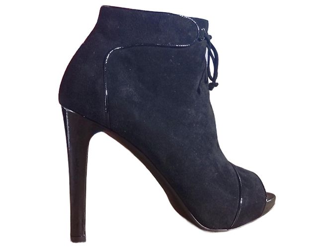 Longchamp Botas de Cano Curto Peep-Toe em Camurça com Cadarço. Preto