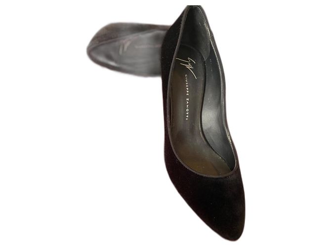 Giuseppe Zanotti , Escarpins classiques pointus (modèle intemporel). Noir