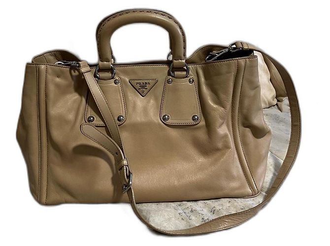 Bolsa de mão Prada em couro creme