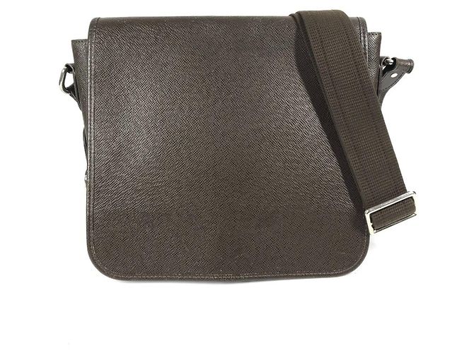 Borsa a tracolla Louis Vuitton Taiga Andrei Marrone