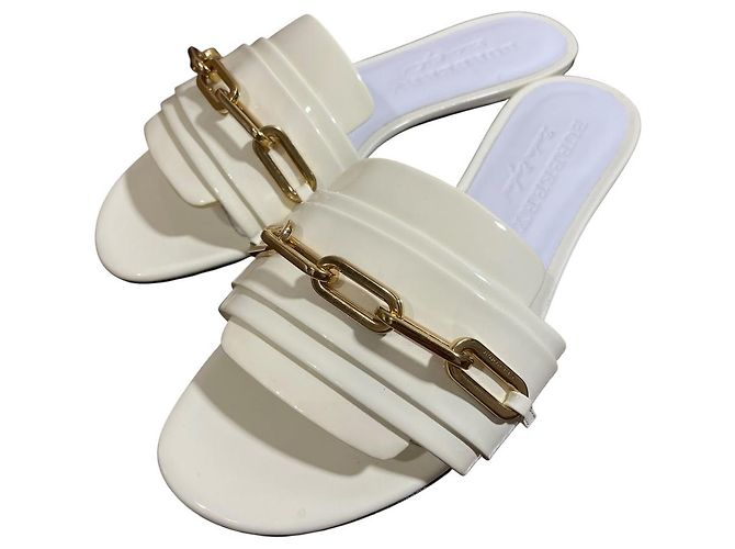 Burberry Lackleder-Mules Roh