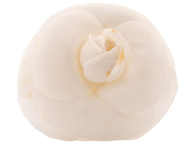 CHANEL - Broche Camélia Chanel em tecido branco