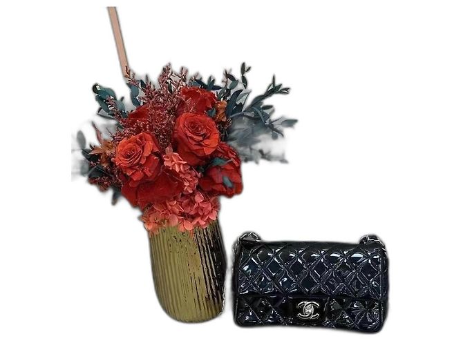 Bolsa retangular clássica mini Chanel em couro envernizado preto