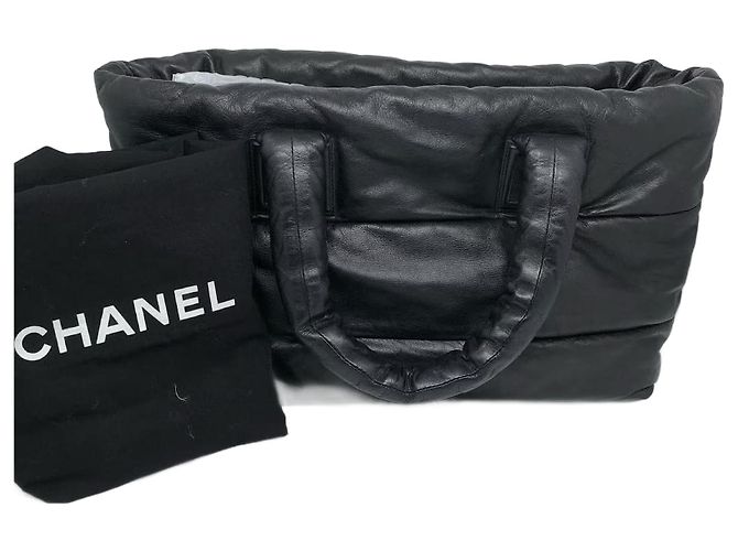 Bolsa tote Chanel Coco Cocoon em couro de cordeiro acolchoado preto.