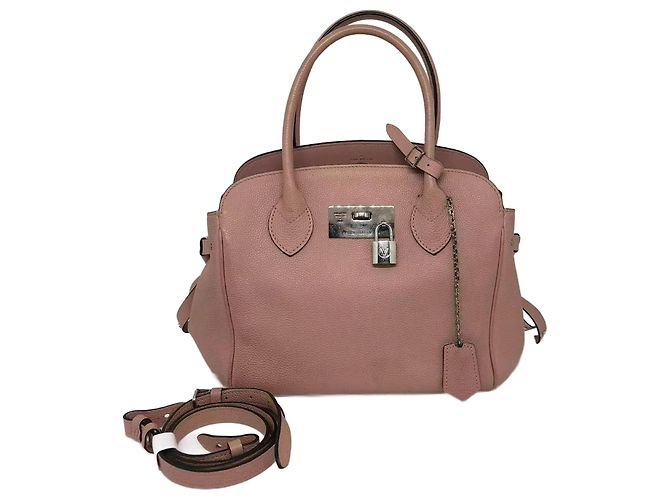 Bolsa Louis Vuitton Milla PM em couro de bezerro rosa.