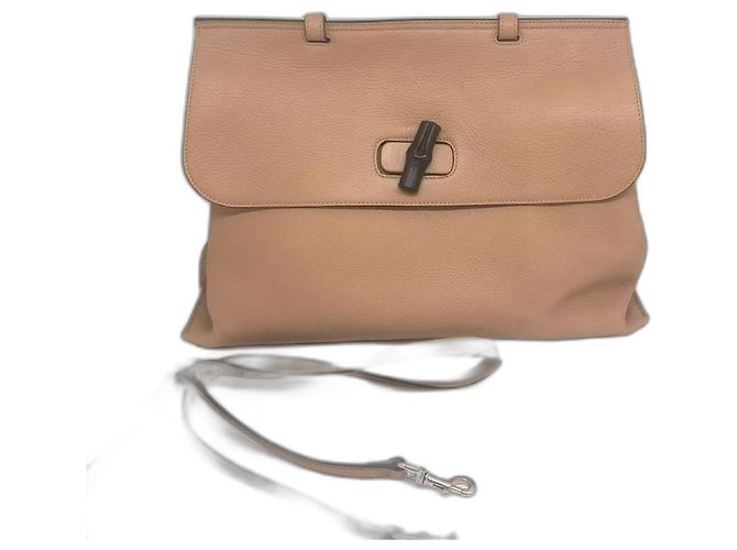 Bolsa de couro bege Gucci Medium Daily Bamboo com alça de mão