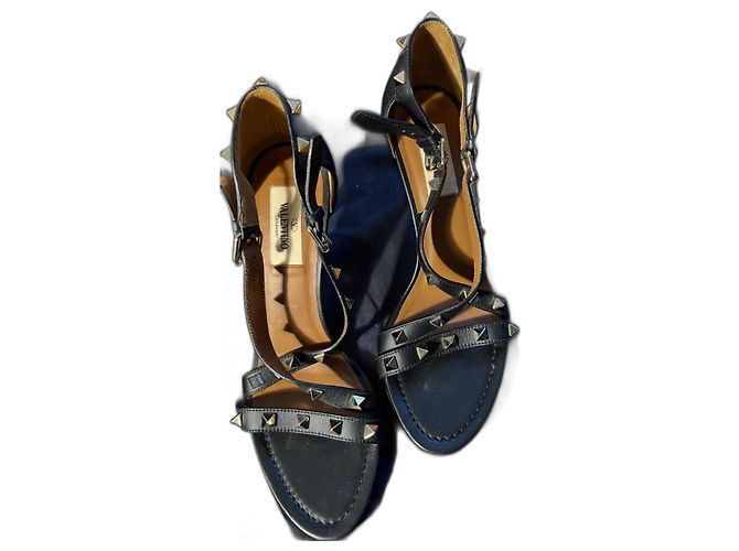 Sandali Rockstud Valentino Garavani in pelle nera Nero