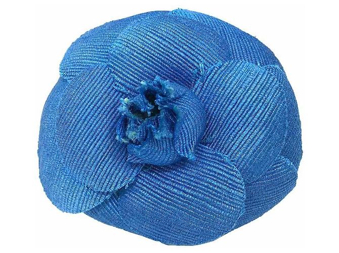 Broche Camelia de Chanel Azul