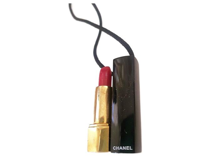 Colar Chanel com Pingente de Batom Preto e Dourado