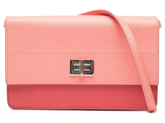 Cartera Prada Saffiano Rosa con Cierre de Giro en Correa