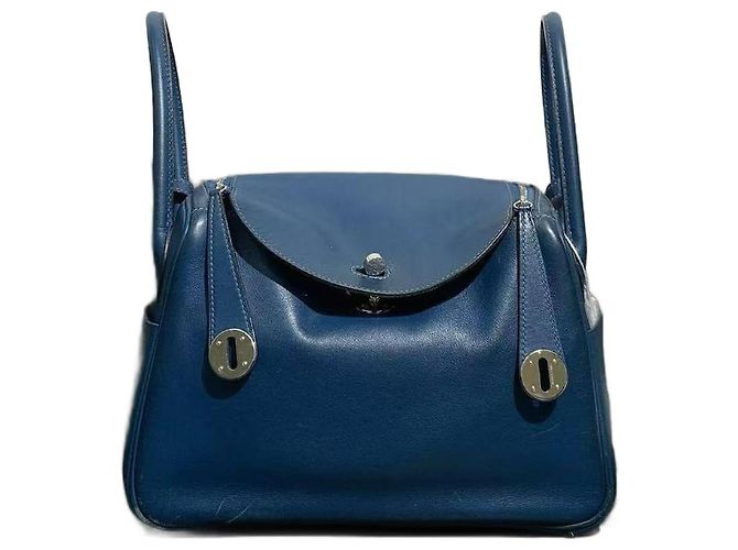 Hermès Bolsa Lindy 26 em couro de bezerro Swift azul.