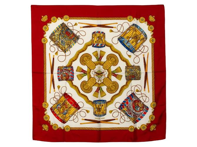 Carré90 LES TAMBOURS en soie Hermès Rouge  ref.2651451