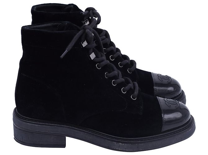 Timeless Botas de combate de terciopelo negro con logo CC entrelazado de Chanel