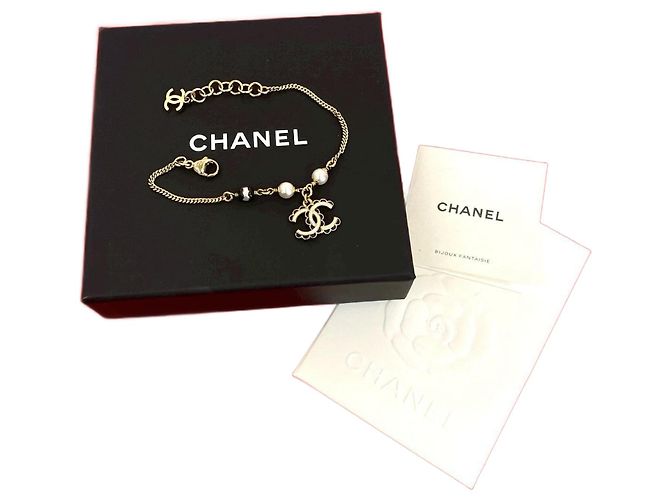 Timeless Pulseira de Pérolas Chanel Coco Mark Prata Metálico