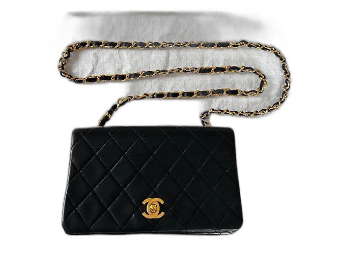 Chanel Bolsa de aba em couro de cordeiro acolchoado preto
