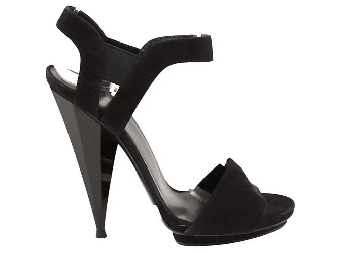 Gucci Black leather heels