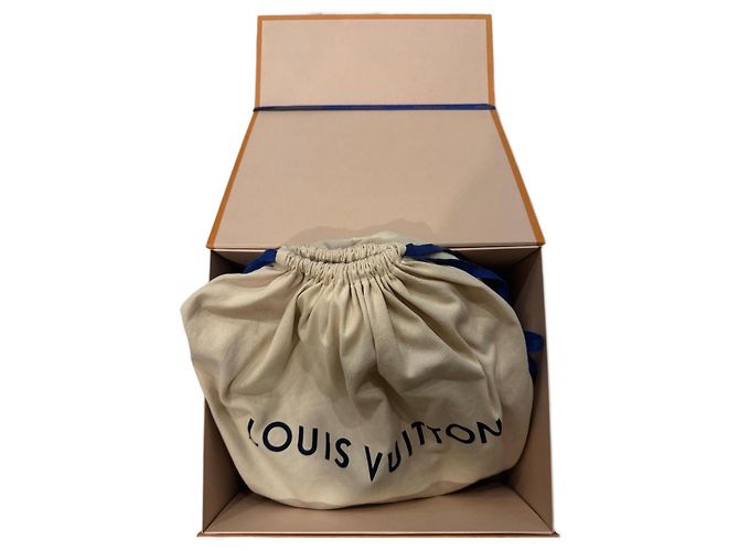 Bolsa de mão Louis Vuitton Mahina em couro marrom