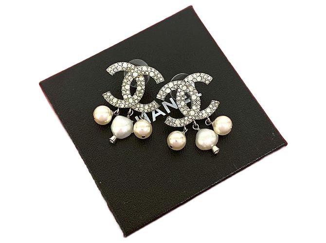 Timeless Chanel Coco Mark Ohrringe aus Kunstperlen Silber Metallisch