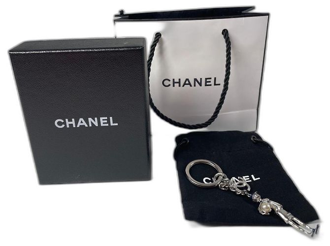 Chaveiro Chanel Figurine Pérola Hardware prateado