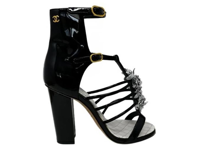 Neue schwarze Lack-Chanel-Sandalen