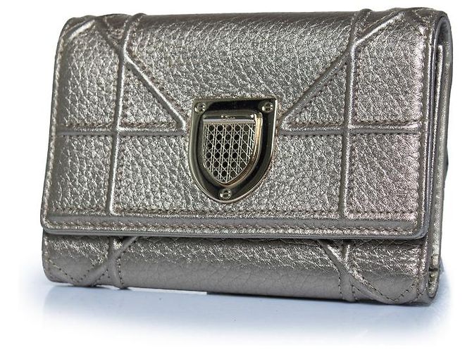 Christian Dior Dior, Cartera trifold de cuero dorado Diorama
