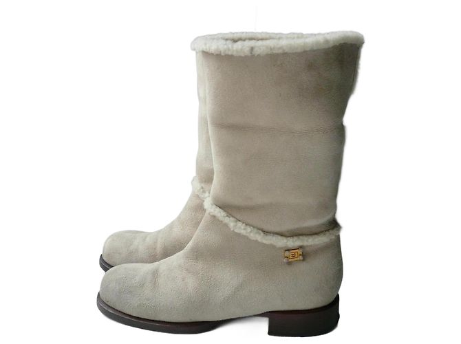 CHANEL Hellbeige Wildlederstiefel mit Schafsleinen Größe 40 IT