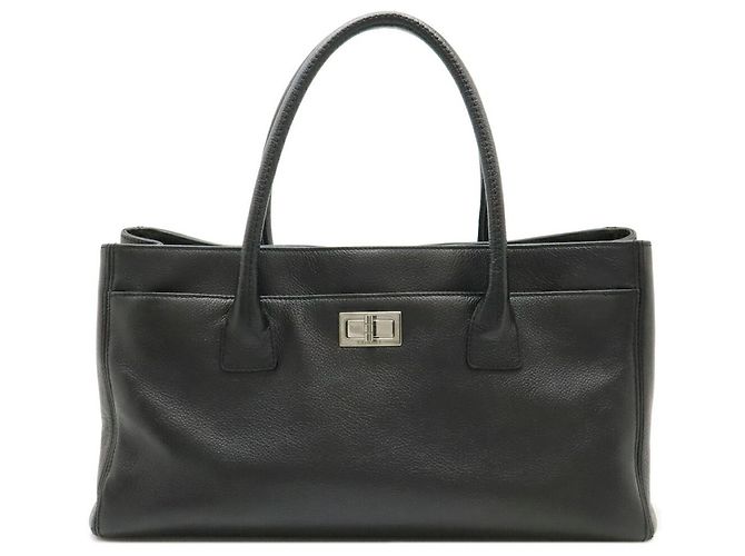 Bolsa tote em couro de bezerro linha Executive 2.55 da Chanel Preto