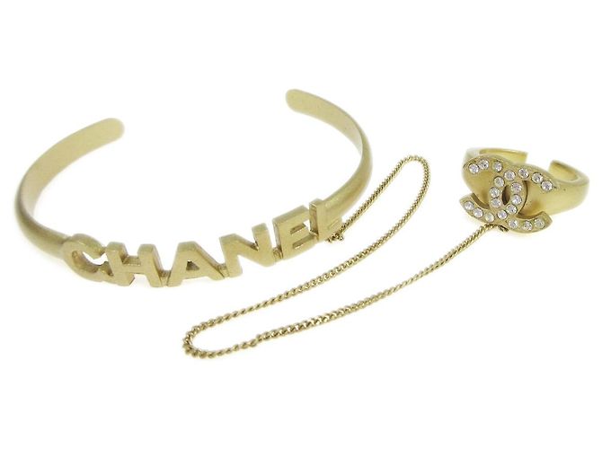 Bracciale rigido Chanel Logo con metallo CC e cristalli D'oro
