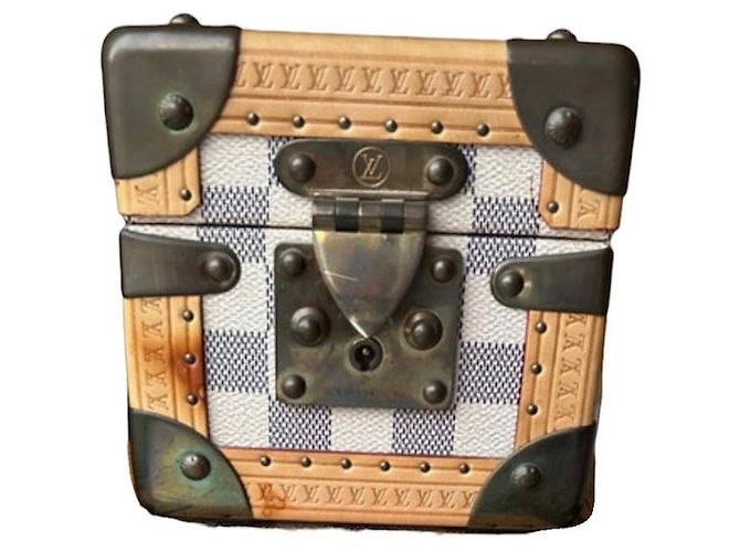 Cofre Maravilha Azur Louis Vuitton Bege