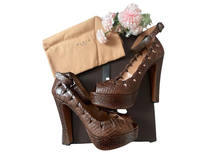 Sandálias Alaïa de couro de python marrom