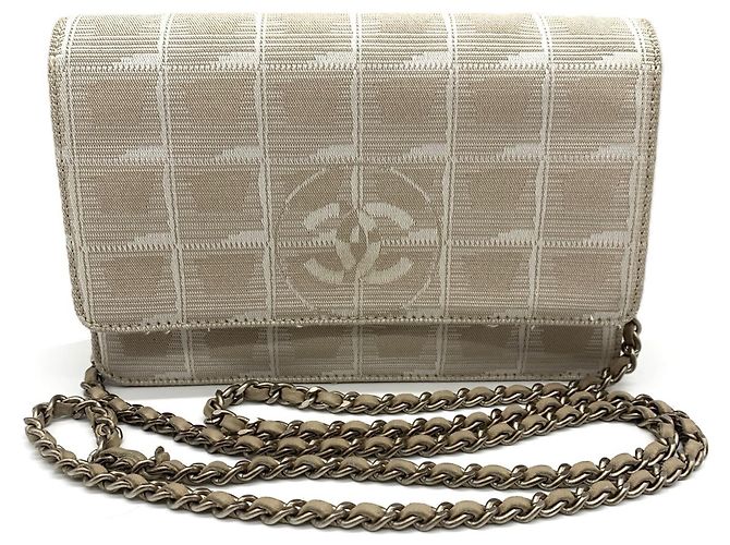 Bolso de hombro con cadena de la nueva línea de viaje de Chanel Beige