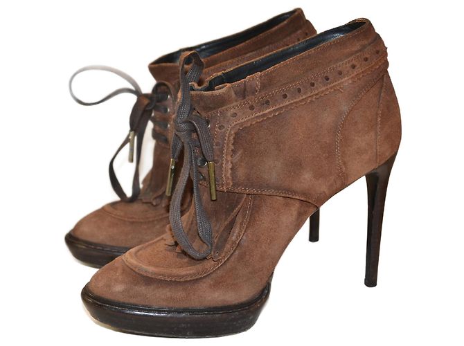 Botins Burberry marrom em camurça