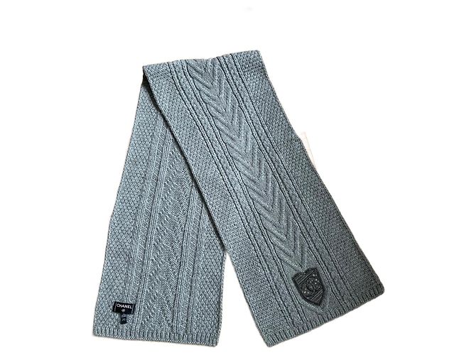 Chanel Kaschmirschal in Grau mit CC Logo und Perlen