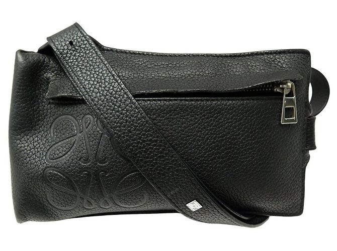 LOEWE T POCKET VERTIKALE CLUTCH-TASCHE AUS SCHWARZEM GRAINED-LEDER