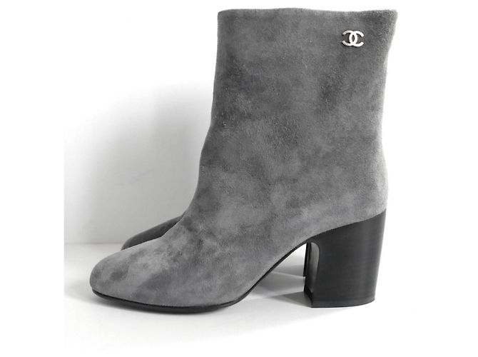 Botas de tornozelo em camurça cinza Chanel
