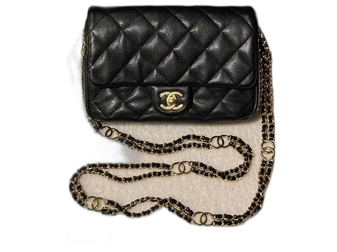Timeless Chanel Mini Flap Bag em couro de bezerro preto com ferragens douradas